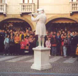 Italian living statue performer